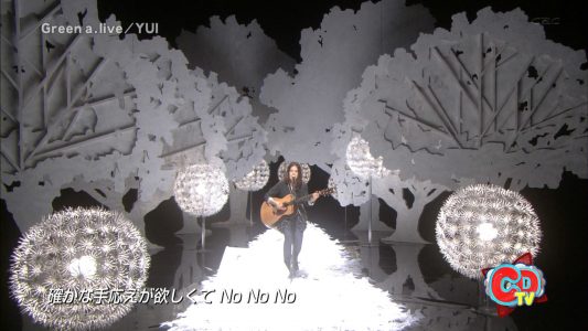 YUI performs Green a.live at Count Down TV (2011.10.09) YUI-Green-a.live-+-Talk-CDTV-2011.10.09-04-533x300